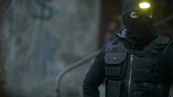 mostrador terrorista retrato. hombres vistiendo máscara y táctico Oeste. especial efectivo soldado. video
