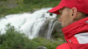 escursionista esplorando il natura selvaggia e il panoramico cascata video