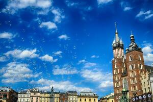 histórico histórico S t. de maría Iglesia en cracovia, Polonia en un calentar verano día foto