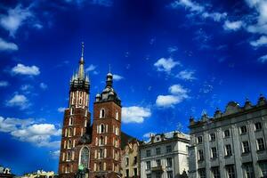 histórico histórico S t. de maría Iglesia en cracovia, Polonia en un calentar verano día foto