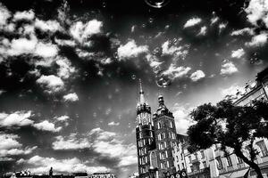 histórico histórico S t. de maría Iglesia en cracovia, Polonia en un calentar verano día foto