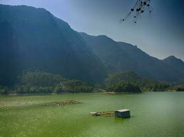 calentar soleado Mañana en el turco montañas encima un verde azul calma grande lago foto