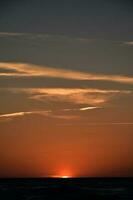 naranja puesta de sol en el playa de el báltico mar en Polonia foto