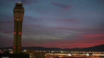 noviembre 9, 2017. ciudad de las vegas internacional aeropuerto torre y paisaje urbano vista, Nevada, unido estados de America. video