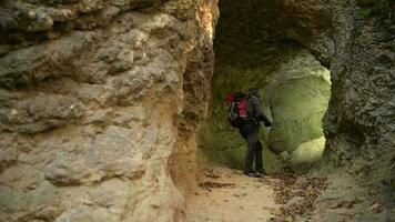 piccolo grotta esplorando di caucasico escursionista nel il suo anni '30 video