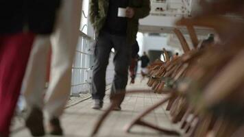 personas relajante mientras caminando en el principal cubierta de el crucero barco. video