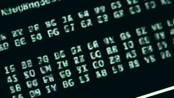 hackear concepto. corriendo algoritmo dígitos en computadora pantalla video