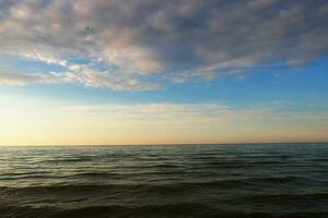 paisaje de el azul báltico mar en Polonia y el playa en un soleado calentar día foto