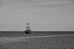 paisaje con un navegación Embarcacion navegación en el azul báltico mar foto