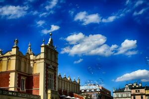 famoso antiguo pueblo cuadrado en Cracovia en Polonia en un hermosa soleado día con jabón burbujas foto