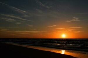 naranja puesta de sol en el playa de el báltico mar en Polonia foto