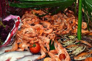 sabroso Fresco Mariscos en monitor en un tienda o restaurante Listo a comer foto