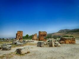 antiguo restos de el romano spa ciudad de Hierápolis en el sitio de el Actual veneno en un calentar verano soleado día foto