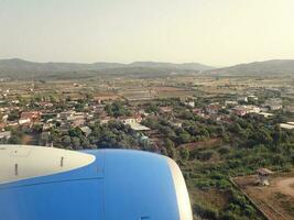 interesante puntos de vista desde el avión ventana en un calentar verano día foto