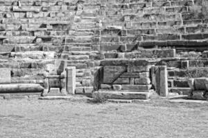 antiguo restos de el antiguo templo de atenea en priene en Turquía en un caliente verano día foto