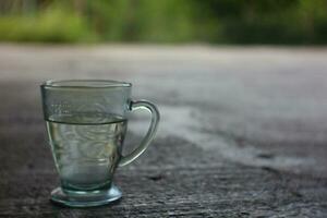 mineral agua en un vaso ese es usado para café. foto