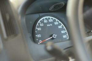 tablero y velocímetro a saber el velocidad de el coche. foto