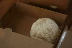 orden arroz caja en grande cantidades. marrón comida caja foto
