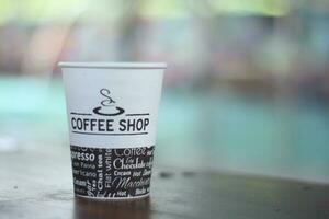negro café en un papel taza. foto
