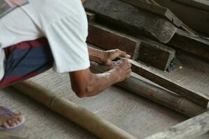 conectando y magnífico madera con sencillo y manual herramientas. foto