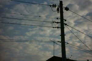 cables y alto voltaje postes noche foto. foto