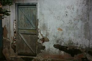 único y Clásico antiguo ventana diseño, pared espaciado, paredes desgastado fuera por tiempo. foto