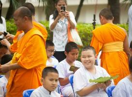 Chiang Mai, Tailandia - volverse un principiante monje 12-03-2018 sitio lanna dhutanka en Tailandia foto