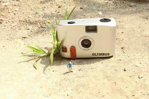 bogor, Indonesia - 2018. miniatura figura de un abuelo quien es esperando en frente de el casa. foto