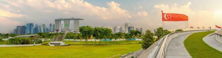 céntrico ciudad horizonte a el centro de deportes acuáticos bahía, paisaje urbano de Singapur foto
