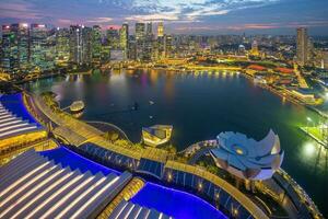 céntrico ciudad horizonte a el centro de deportes acuáticos bahía, paisaje urbano de Singapur foto
