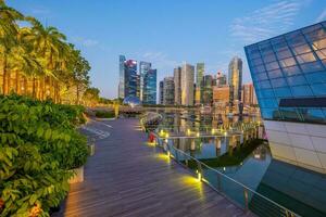 céntrico ciudad horizonte a el centro de deportes acuáticos bahía, paisaje urbano de Singapur foto