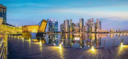 céntrico ciudad horizonte a el centro de deportes acuáticos bahía, paisaje urbano de Singapur foto