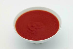 un cuenco de Fresco tomate salsa aislado en blanco antecedentes. foto