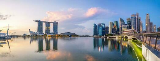 céntrico ciudad horizonte a el centro de deportes acuáticos bahía, paisaje urbano de Singapur foto