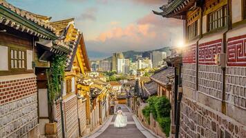 bukchon hanok pueblo con Seúl ciudad horizonte, paisaje urbano de sur Corea foto