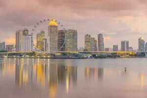 céntrico ciudad horizonte a el centro de deportes acuáticos bahía, paisaje urbano de Singapur foto