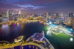 céntrico ciudad horizonte frente al mar, paisaje urbano de Singapur foto