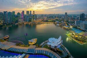 céntrico ciudad horizonte a el centro de deportes acuáticos bahía, paisaje urbano de Singapur foto