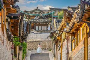 bukchon hanok pueblo con Seúl ciudad horizonte, paisaje urbano de sur Corea foto