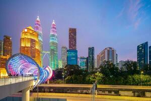 céntrico kuala lumpur ciudad horizonte, paisaje urbano de Malasia foto