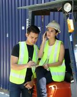 sur este asiático joven malayo chino hombre mujer vistiendo sin peligro casco construcción sitio trabajo foto