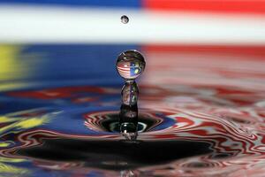 agua gotita soltar chapoteo colisión goteo pilar Malasia bandera reflexión refracción independencia país patriota foto