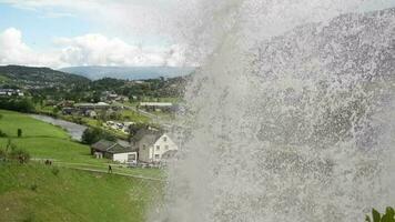 toneel- waterval in de midden- van de stad. Noorwegen, Europa. video