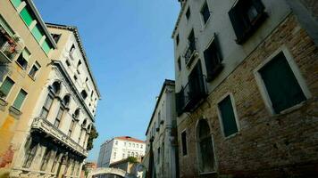 Venedig kanal byggnader och Venedig arkitektur från en båt. video