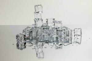 hielo cubo frío congelar acrílico cristal en blanco antecedentes foto