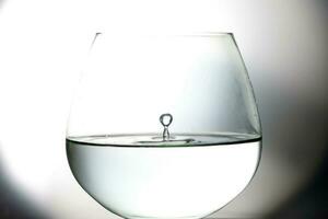 agua gotita soltar chapoteo colisión goteo pilar reflexión en brandy vaso refracción foto