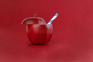 salud rojo cortar manzana reciclable papel Paja jugo bebida idea concepto en rojo antecedentes foto