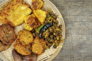 iftar set Piaju pakora beguni black chickpeas ghugni potato chop dates snack fried food photo