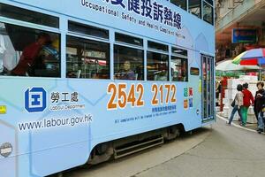 hong kong- marzo 12, 2019 concurrido chun yeung calle mojado mercado tranvía línea y tiendas y establos de venta verdura, carne, pez, frutas etc. foto