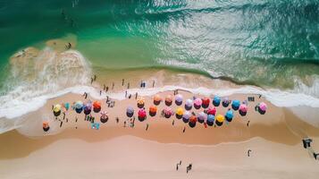 parte superior ver de arenoso playa con turquesa mar agua y vistoso azul sombrillas, aéreo zumbido disparo. generativo ai. foto